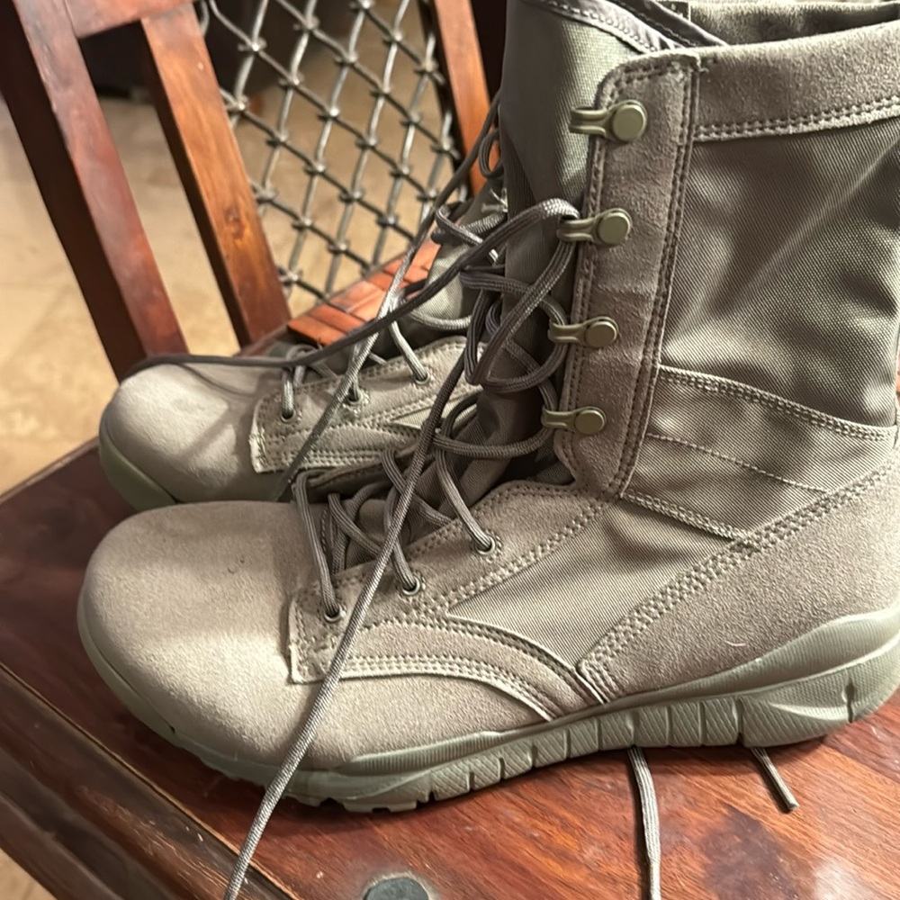 Mens nike SFB B2 size 9.5